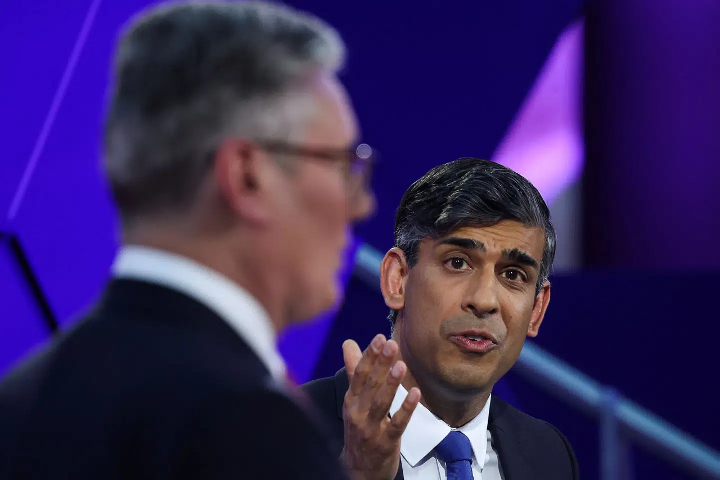 Premierminister Rishi Sunak og Labours partileder Keir Starmer under partidebatten onsdag aften. Sunak er faldet i unåde efter at hans tætteste rådgivere tilsyneladende har sat penge på, at briterne skulle til stemmeurnerne i netop juli. Foto: Phil Noble, Scanpix