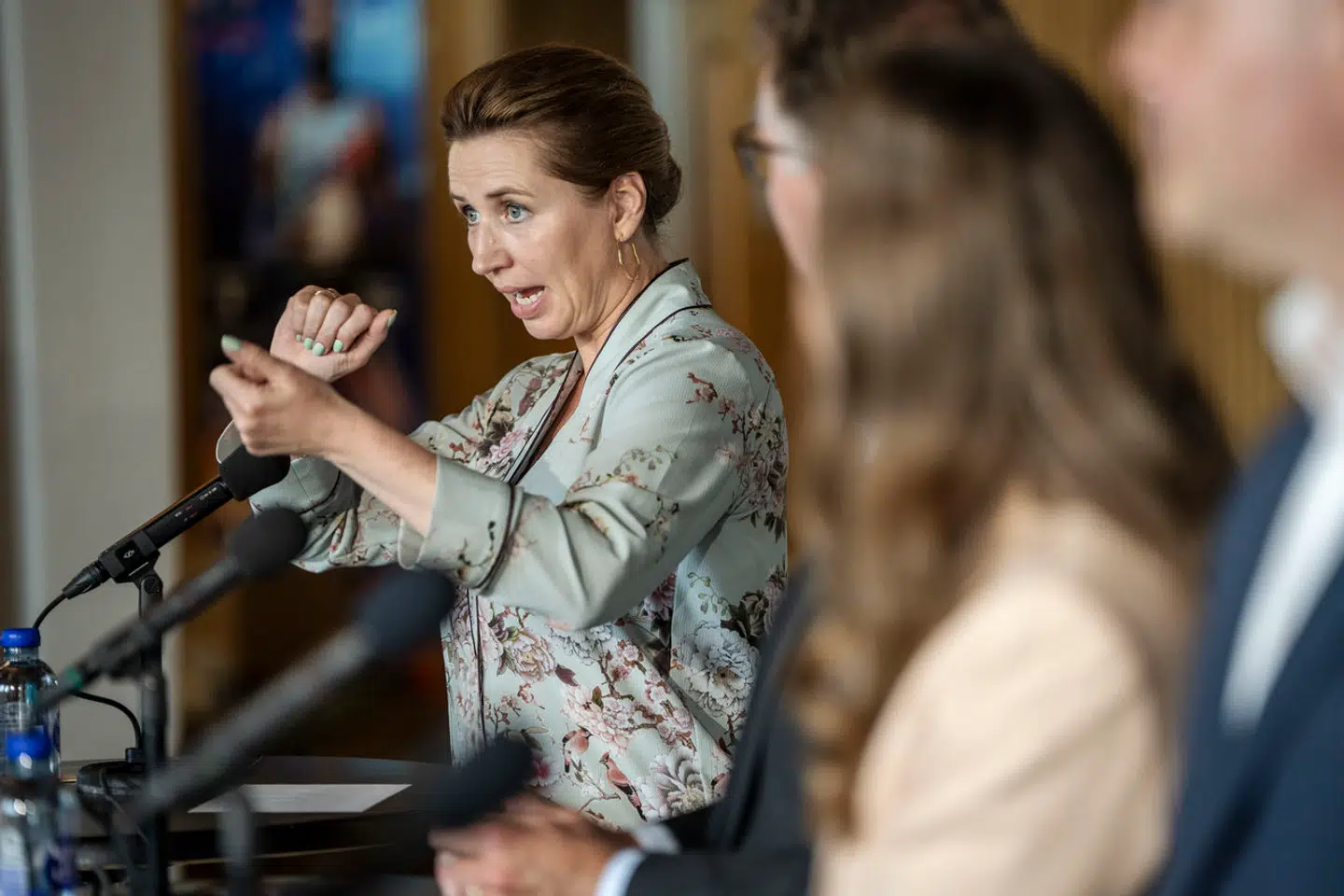 Det er gået op for regeringen, at der er grund til bekymring i forhold til digitaliseringens skyggesider – i hvert fald med hensyn til børn og unge, Bedre sent end aldrig, skriver Amalie Lyhne i denne leder. Her præsenteres tiltag i forbindelse med børn og skærmtid 24. juni