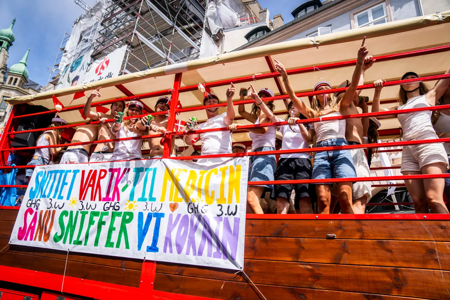 Sidste års nyudsprungne studenter kører studenterkørsel og fester ved Storkespringvandet på Amagertorv i København.