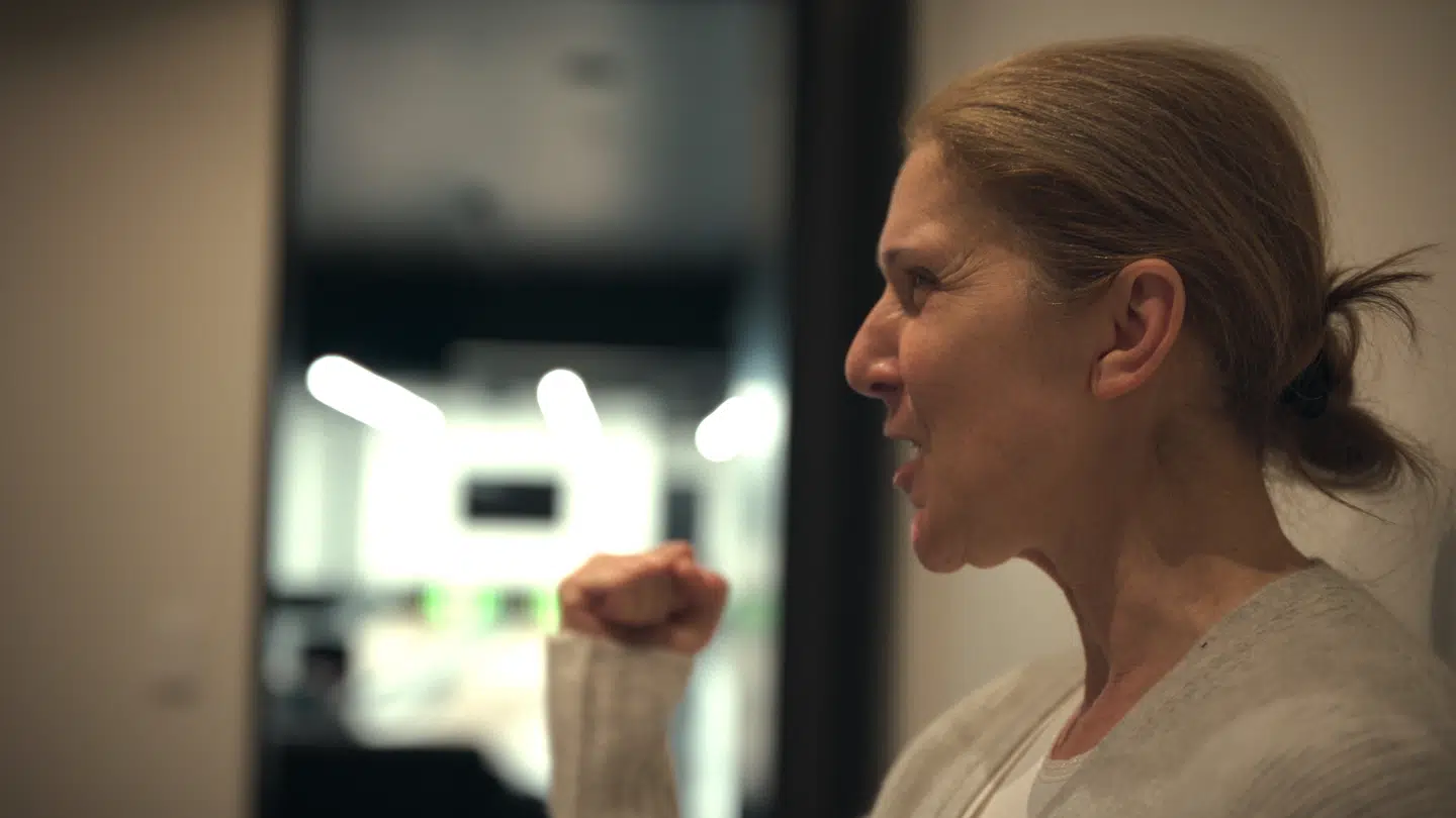 En sejrrig Céline Dion under indspilningerne til dokumentaren 'I Am: Céline Dion'.