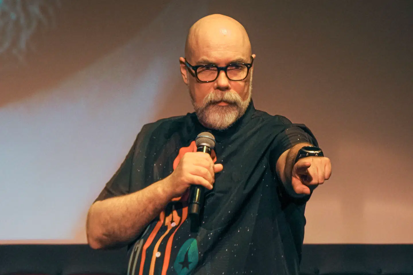 Standupkomiker Brian Mørk fik en chok, da en dansk mand fik en betinget fængselsstraf for racistiske vittigheder. I sit nye show vil Mørk slå et slag for den grænseoverskridende humor. Også selvom det måtte betyde, at han selv kommer i fængsel.