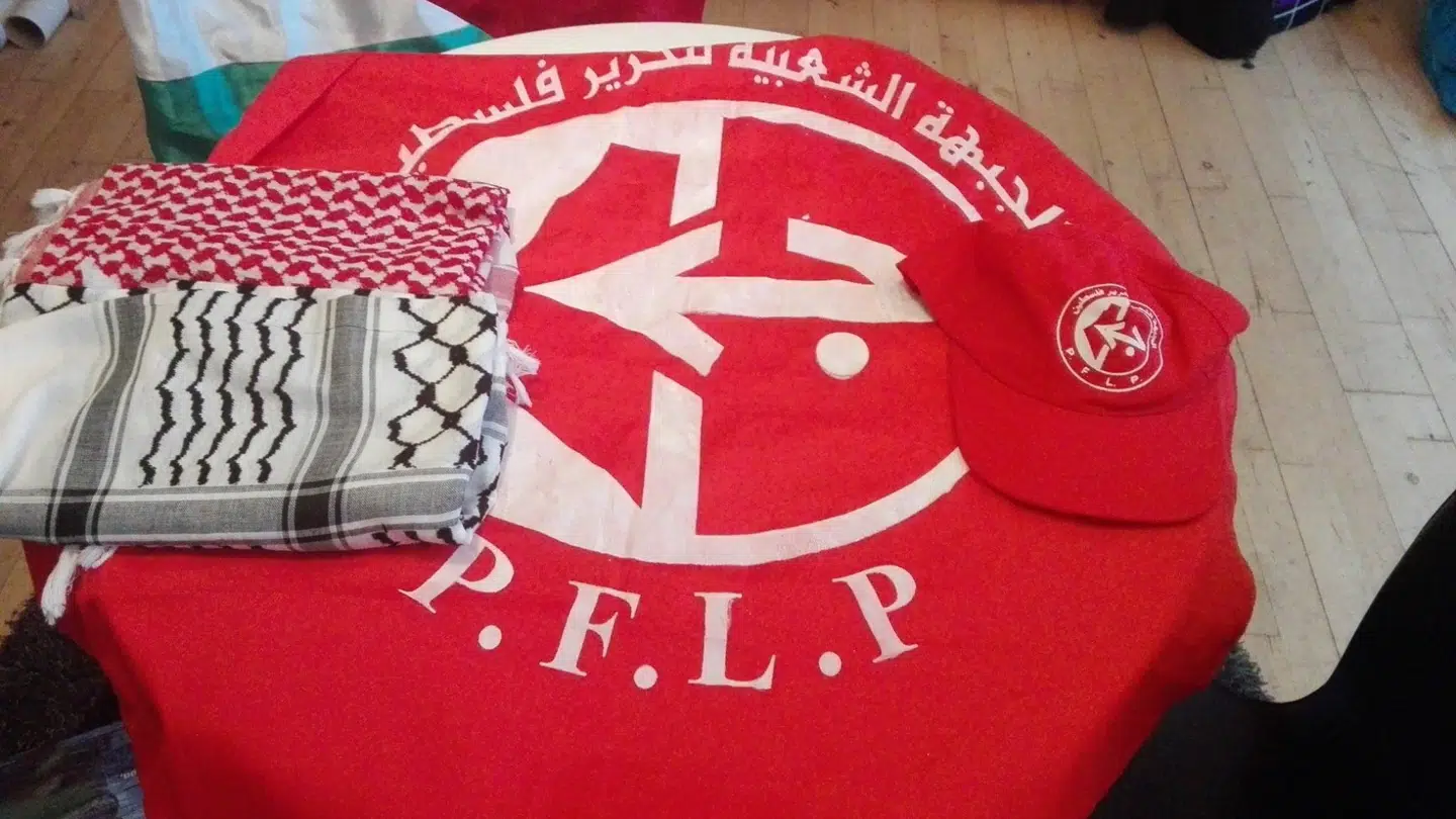 Internationalt Forum står bag de store Palæstina-demonstrationer, der siden oktober sidste år har samlet tusinder af danskere. Nu viser det sig, at organisationen sælger merchandise til støtte for terrororganisationen PFLP.