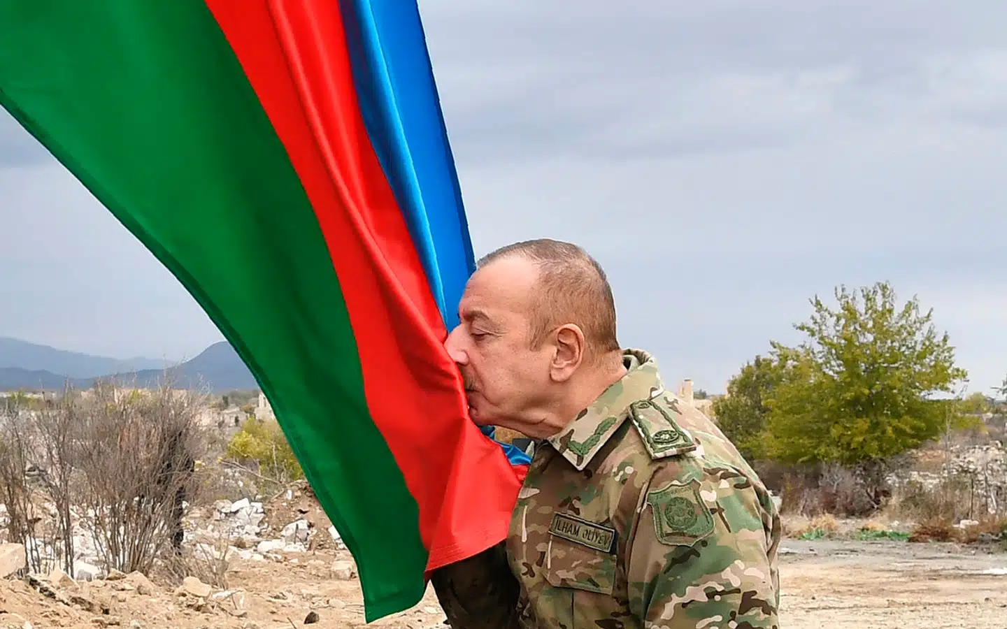 Aserbajdsjans præsident, Ilham Alijev, fejrer erobringen af regionen Nagorno-Karabakh, som sidste år kom under fuld kontrol. Nu varmer han op til at tage en bid af nabolandet Armenien.