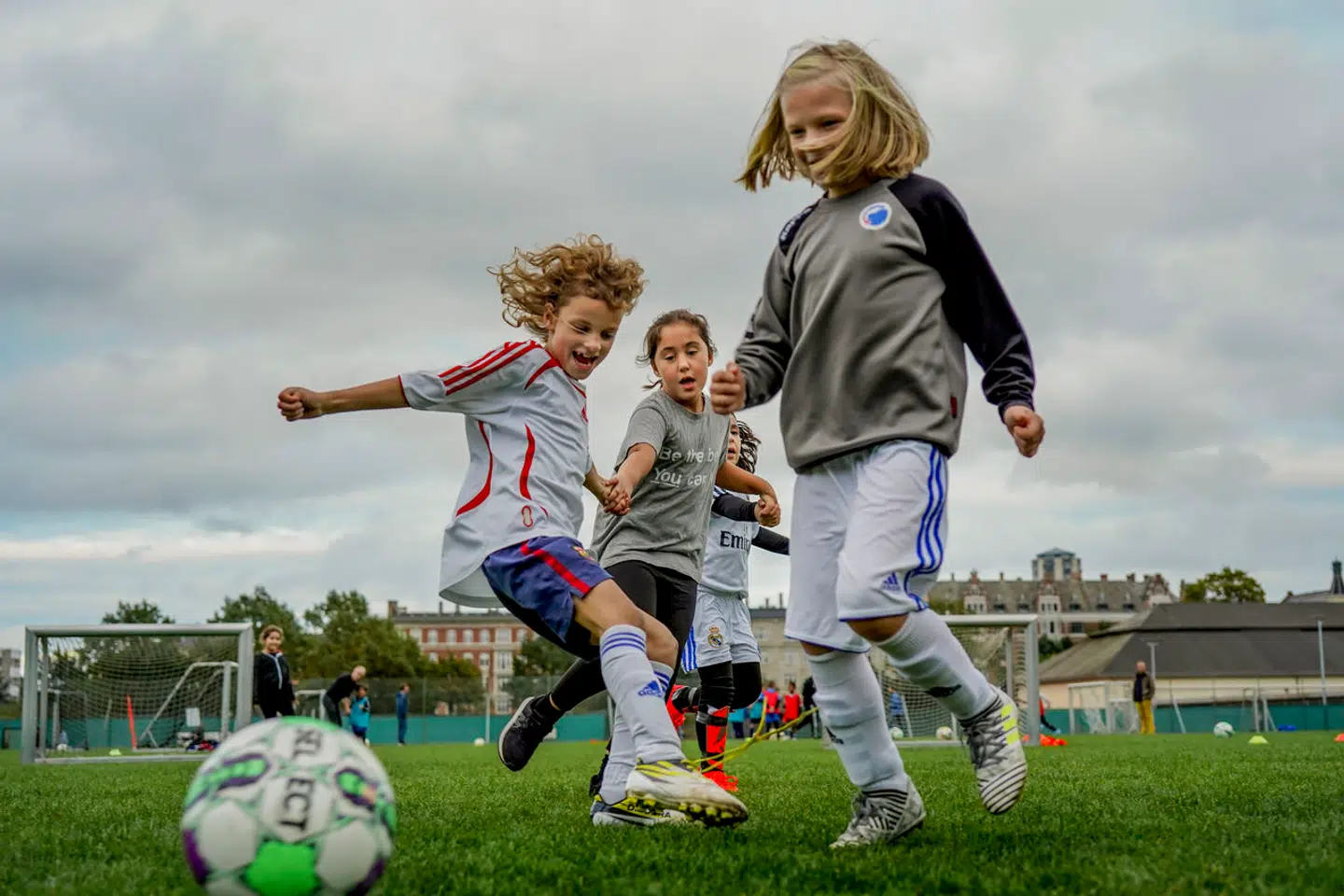Det er et stort problem, at ventelisterne til at gå til gymnastik, svømning eller fodbold nogle steder i landet er så lange, at man næsten lige så godt kan opgive på forhånd, skriver Trine Bramsen.