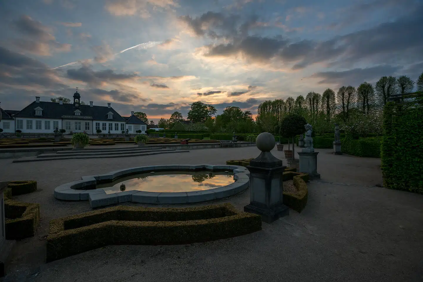 Mørket er ved at sænke sig over Gl. Holtegaard. Breda Fonden er løbet tør for penge, og Rudersdal Kommune er tilsyneladende ikke interesseret i at redde stedet som kunsthal.