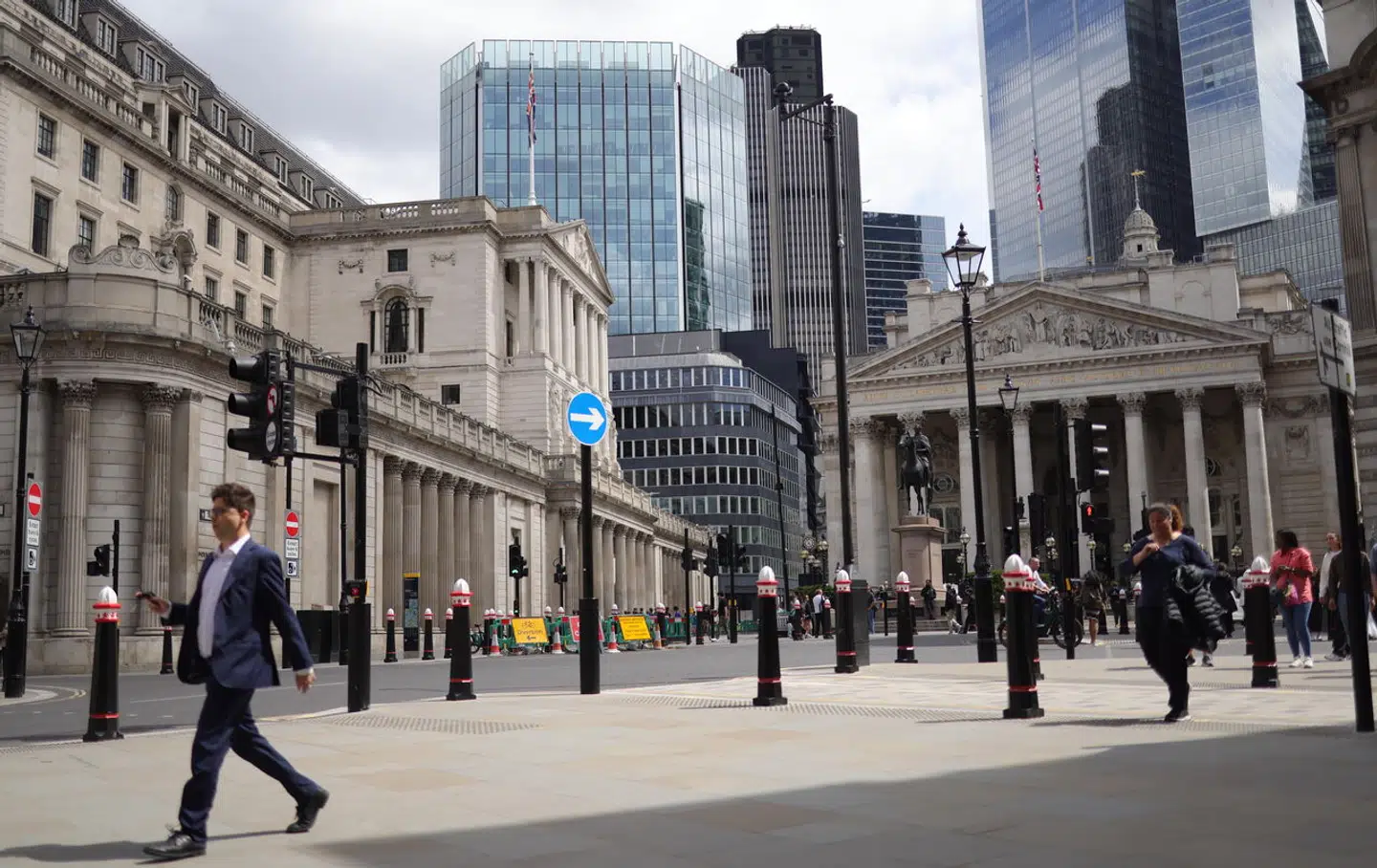 Bank of England, der har hovedkvarter i Londons finansielle distrikt, advarer om risikoen for ubehagelige overraskelser på de finansielle markeder.