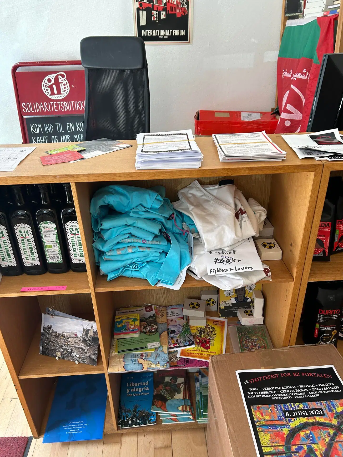 Her ses kassen, som man betaler ved, i Internationalt Forums butik på Nørrebro. Ved kassen sælges T-shirts fra Lovers+Fighters med PFLP-logo påtrykt. Bag kassen hænger desuden et PFLP-banner.