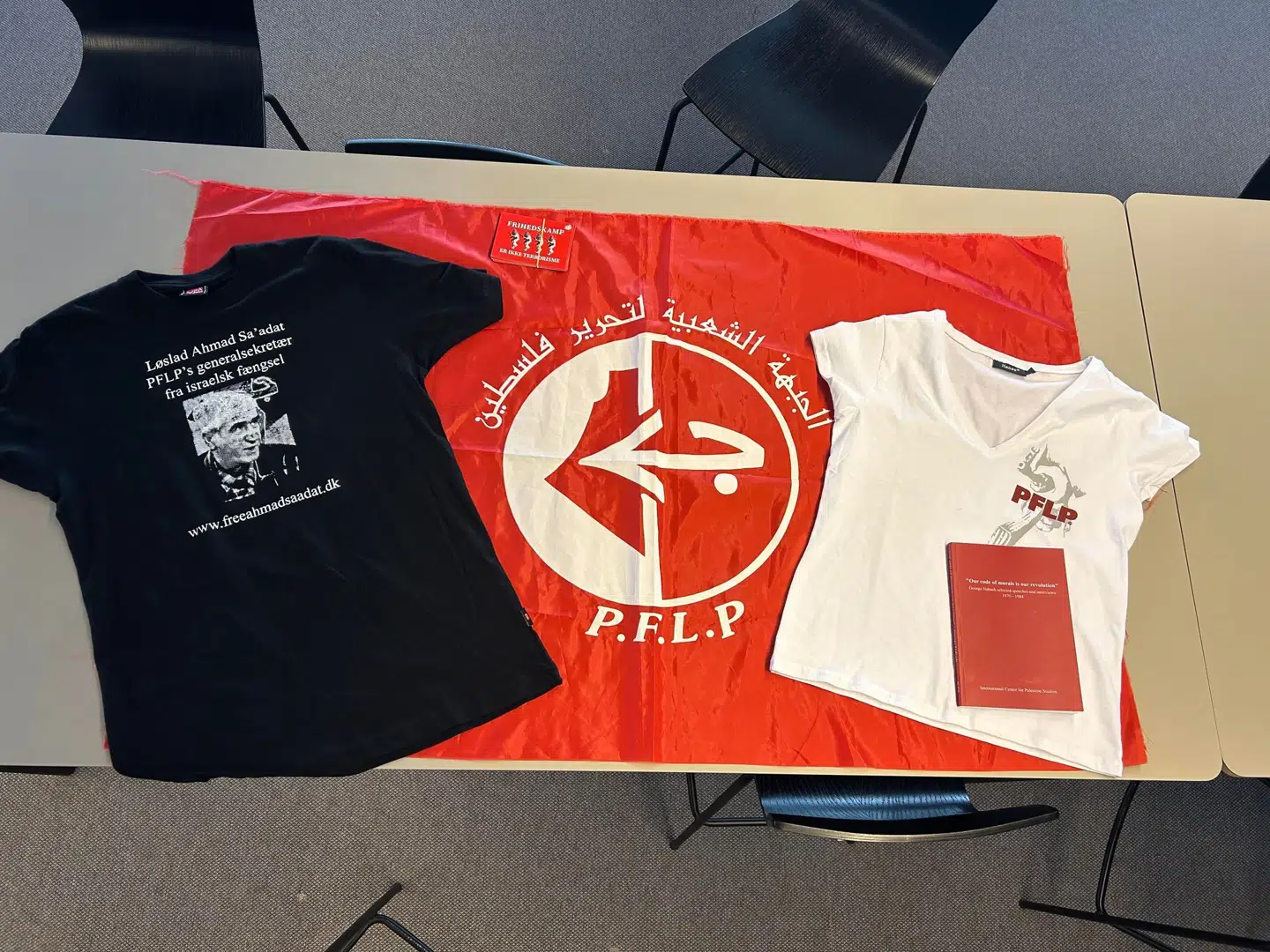 Her ses et udvalg af det PFLP-merchandise, som B.T. købte med hjem fra Internationalt Forums butik på Nørrebro. Det drejer sig om to t-shirts, nogle klistermærker, et PFLP-banner og en bog med en samling tekster og taler fra PFLP's stifter, George Habash.