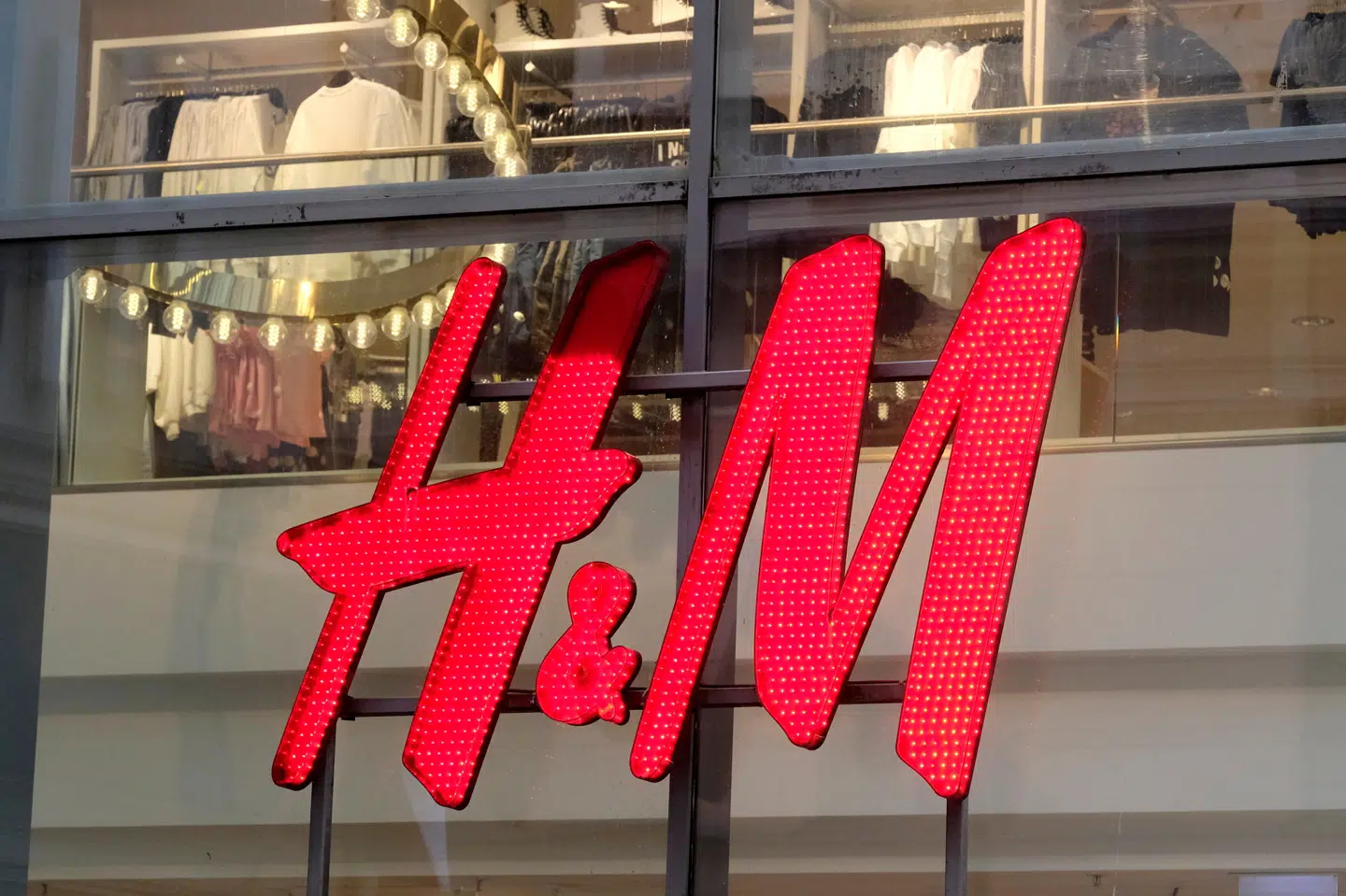 H&M-koncernen omfatter foruden butikkerne af samme navn blandt andet også kæderne COS, Monki, Weekday og Arket. (Arkivfoto).