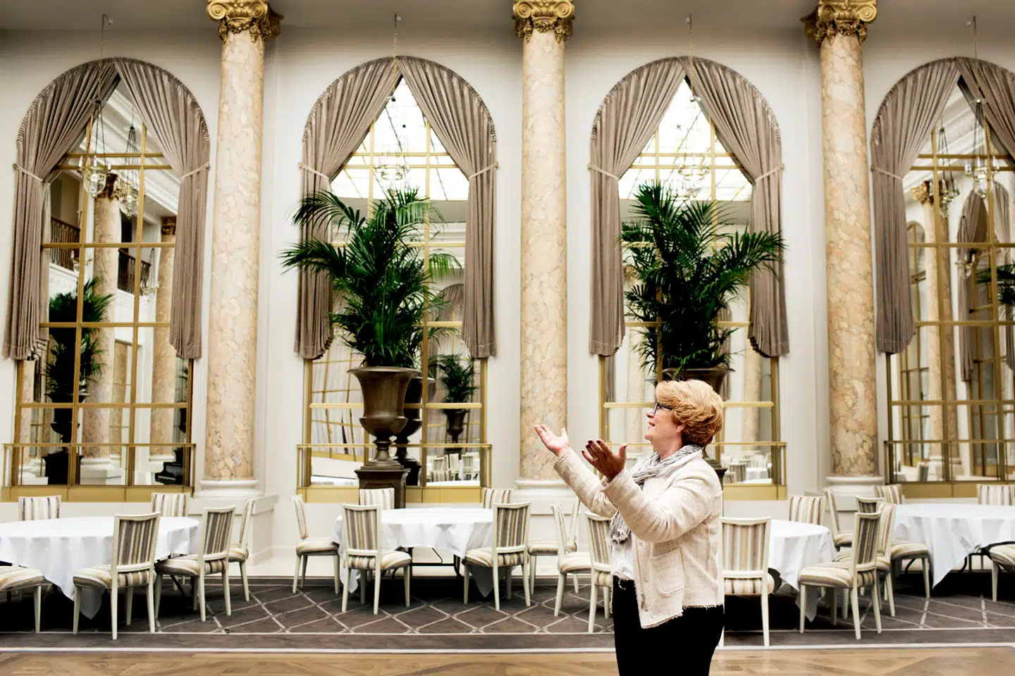 Det femstjernede Hotel d'Angleterre tjener flere penge end nogensinde før. Her ses tidligere bestyrelsesformand for Remmen Fonden Else Marie Remmen, da hotellet blev renoveret i 2013. I dag er det datteren Mette Remmen, som står i spidsen for bestyrelsen.