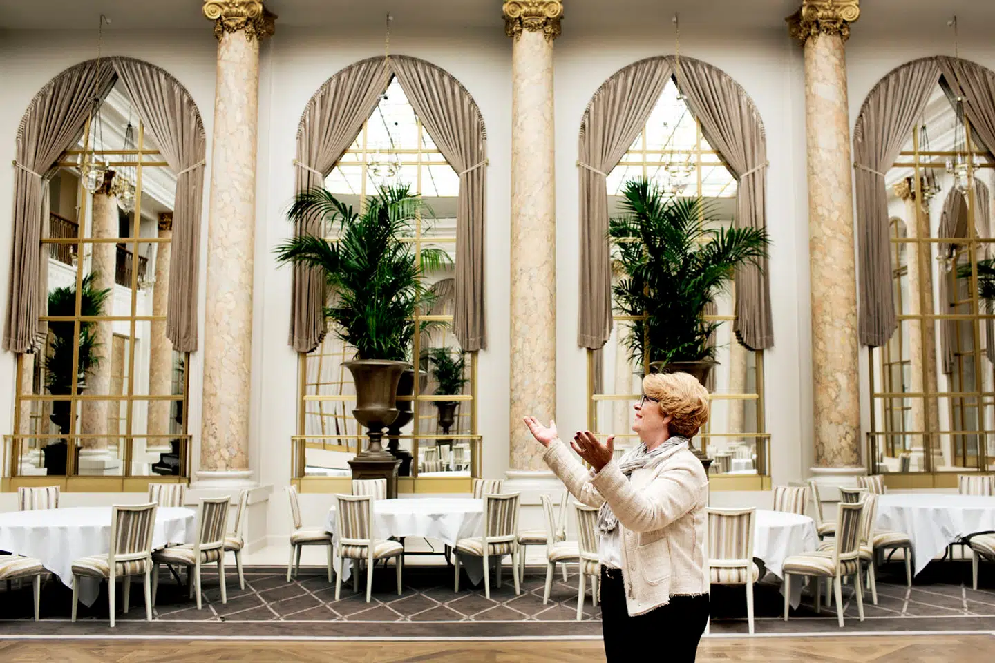 Det femstjernede Hotel d'Angleterre tjener flere penge end nogensinde før. Her ses tidligere bestyrelsesformand for Remmen Fonden Else Marie Remmen, da hotellet blev renoveret i 2013. I dag er det datteren Mette Remmen, som står i spidsen for bestyrelsen.