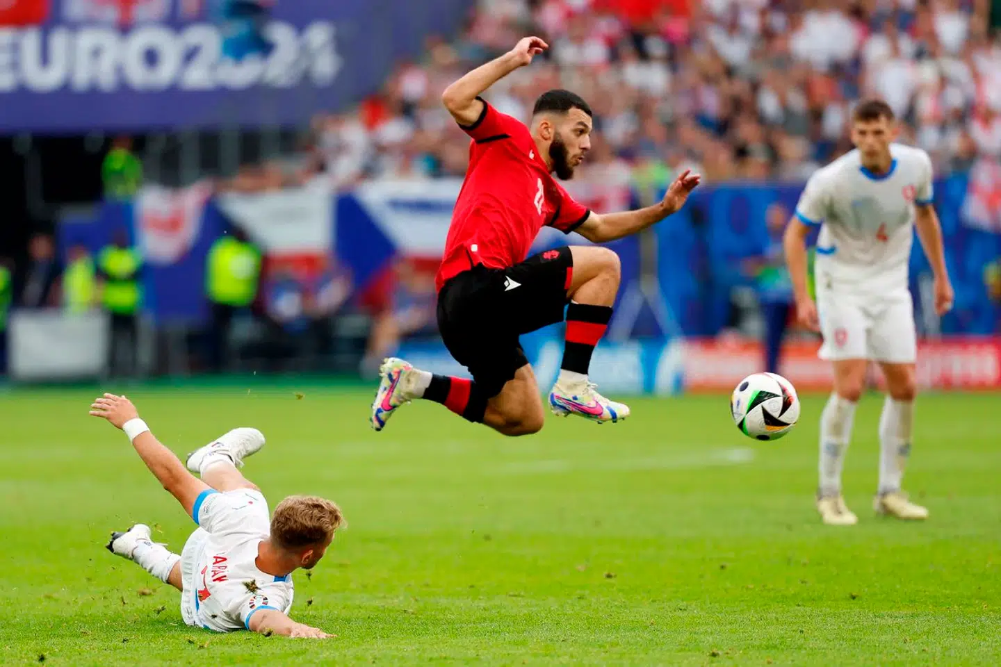 Georgien har overrasket alle ved at gå videre fra gruppespillet ved EM. Og især én spiller har gjort sit navn kendt i hele fodboldeuropa.