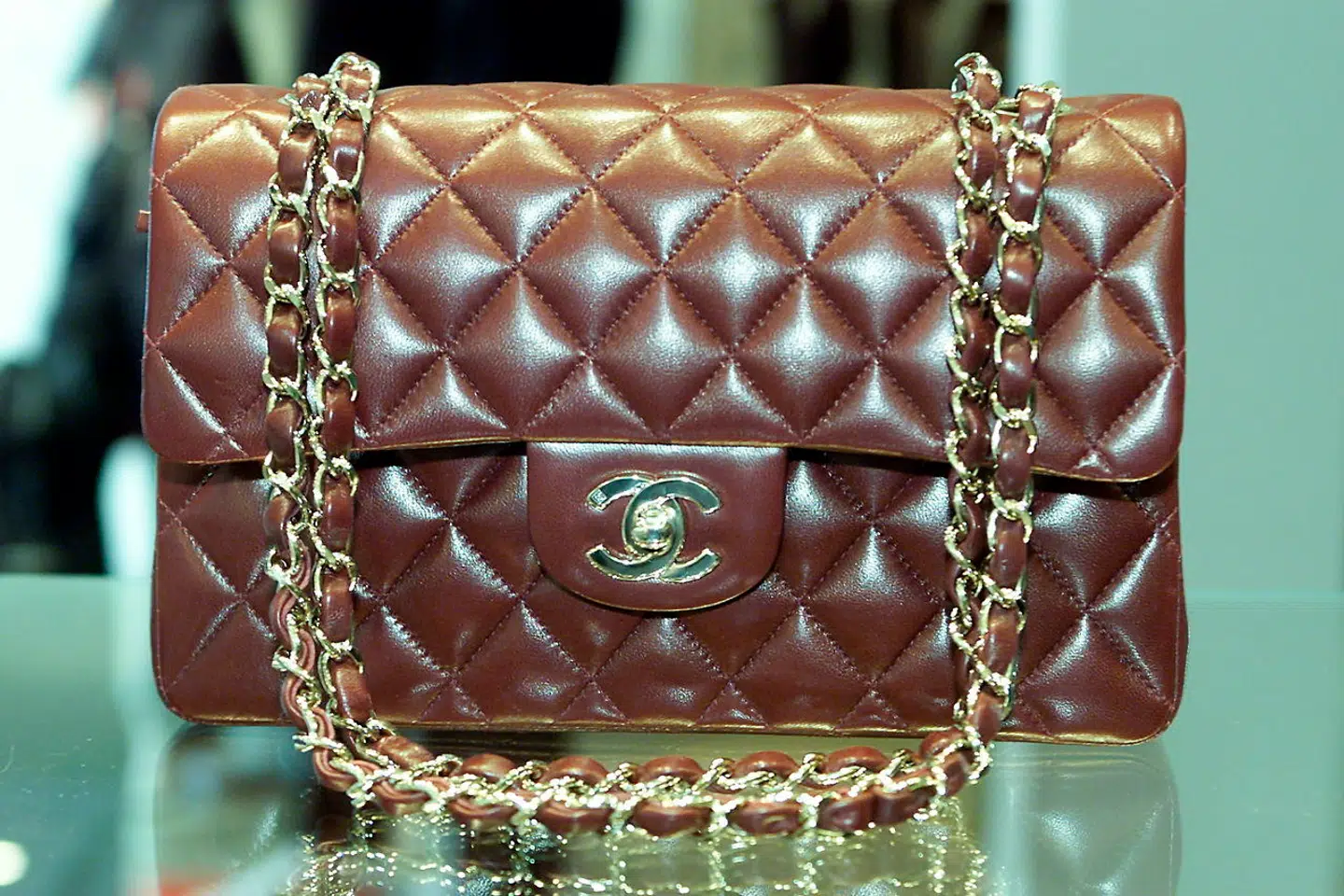 Hvis man køber løs af designervarer i udlandet, kan man risikere en stor bøde. Det må en dansk turist erkende på den hårde måde.