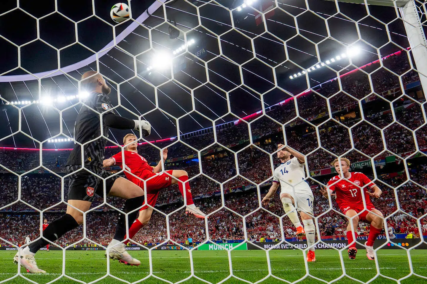 Danskerne har ikke imponeret med deres spil hidtil og slet ikke i 0-0 kampen mod Serbien, mener tyske fodboldeksperter.