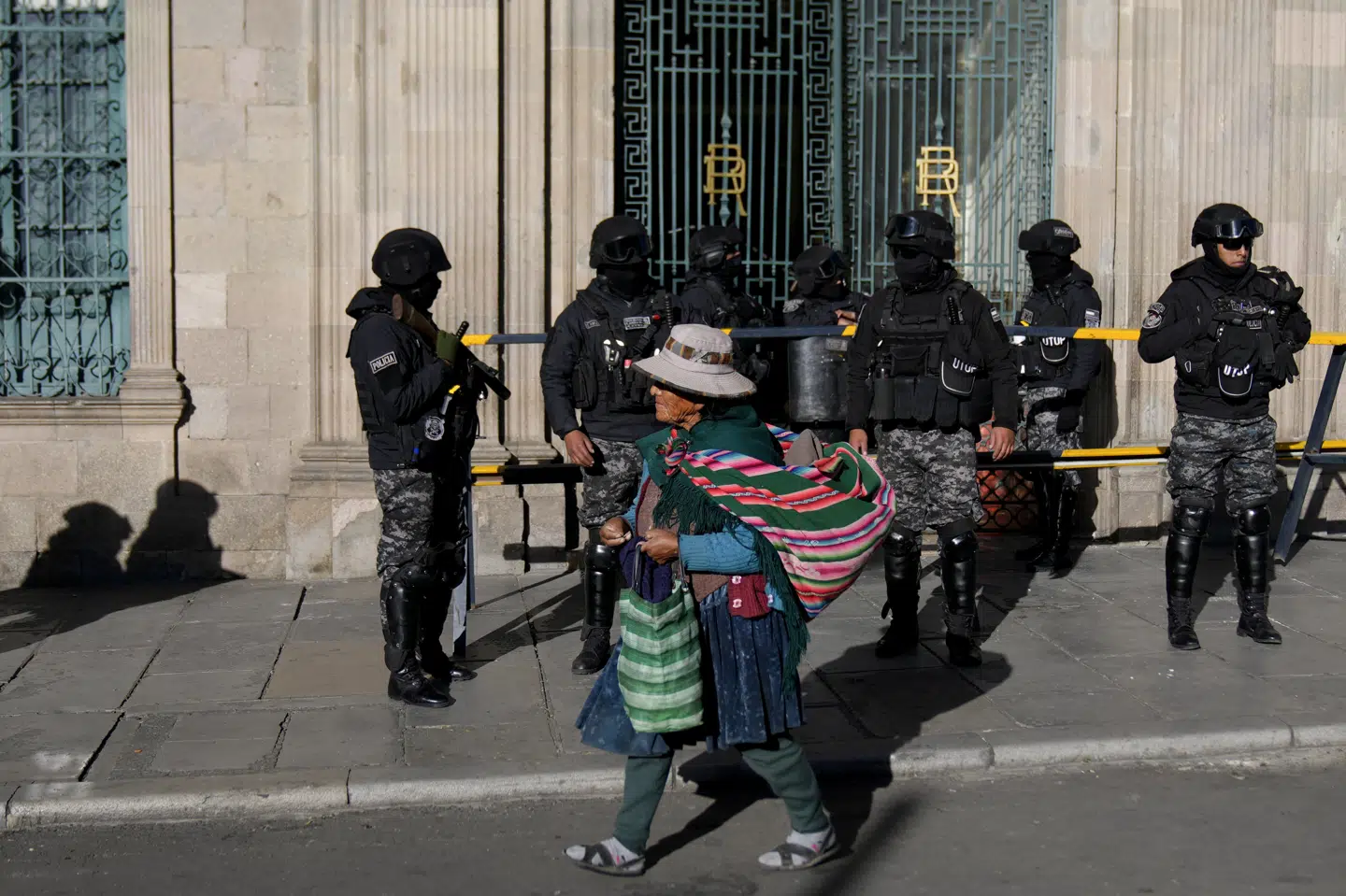 Bevæbnet politi er talstærkt til stede udenfor regeringsbygninger i Bolivias hovedstad, La Paz, dagen efter et mislykket kupforsøg.