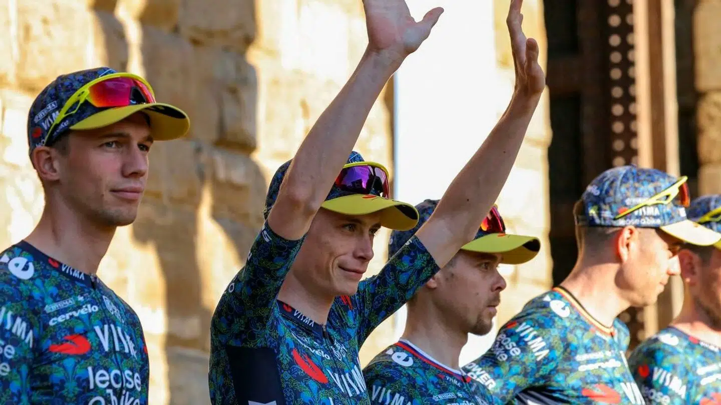 Vingegaard blev hyldet som sidste års vinder af Tour de France ved rytterpræsentationen i Firenze.