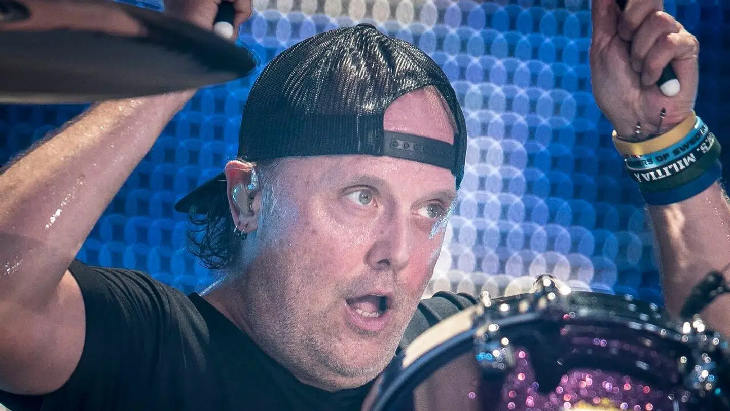 Lars Ulrich gav sine trommestikker til en 15-årig efter en koncert i Oslo, men så slog en voksen mand til.