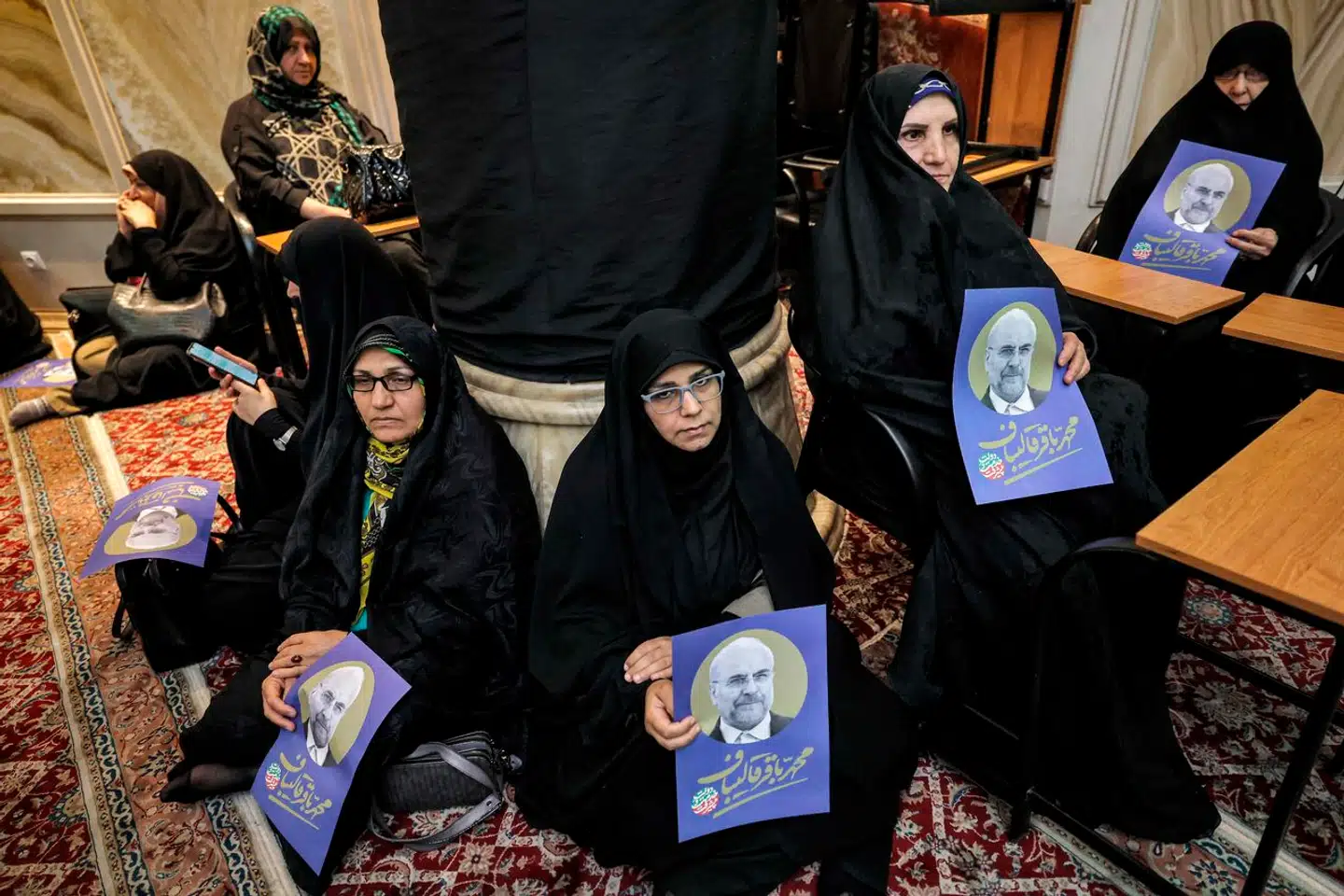 Tilhængere af den iranske præsidentkandidat Muhammed Baker Kalibaf med skilte af ham. Kalibaf er en af styrets foretrukne kandidater.