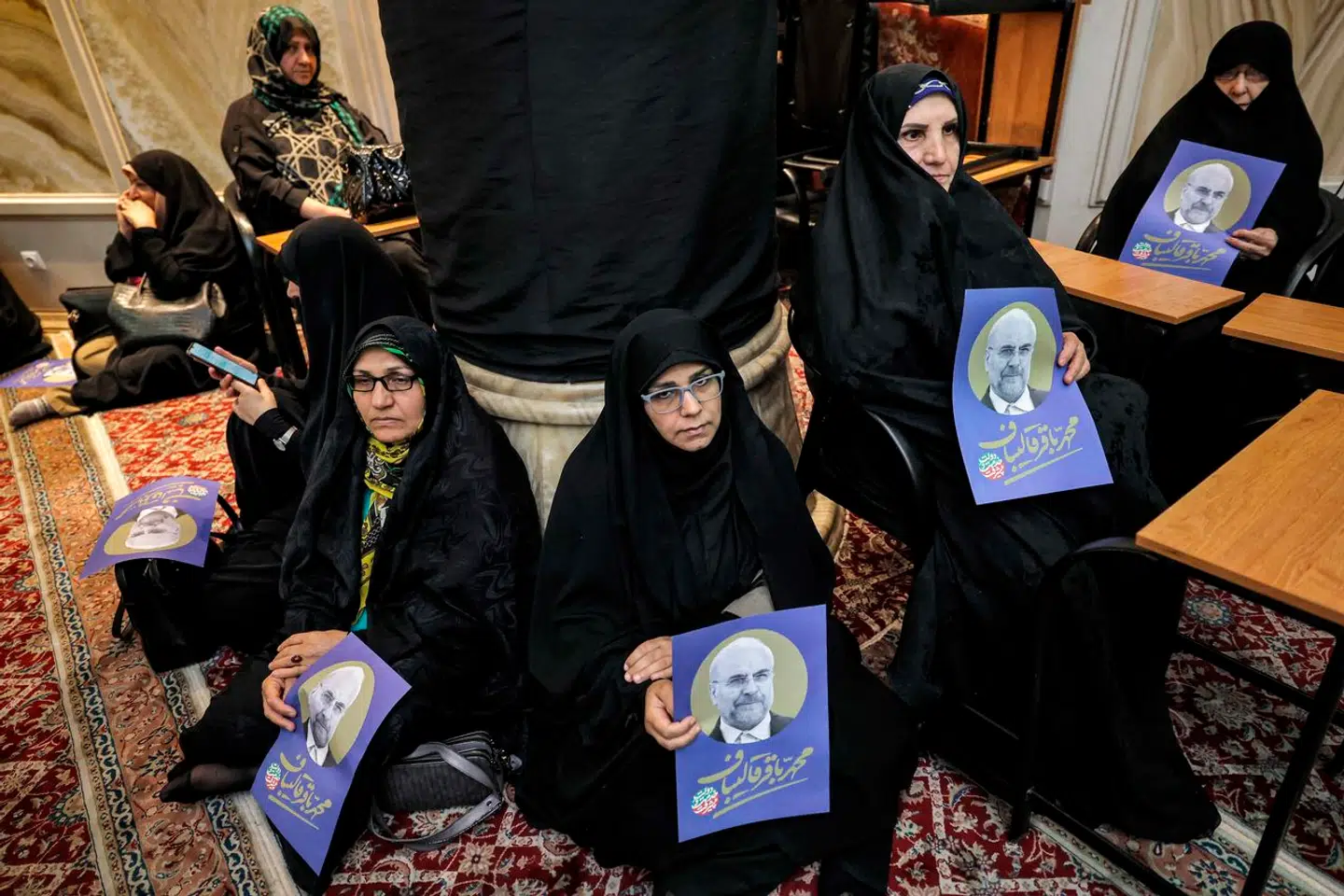 Tilhængere af den iranske præsidentkandidat Muhammed Baker Kalibaf med skilte af ham. Kalibaf er en af styrets foretrukne kandidater.