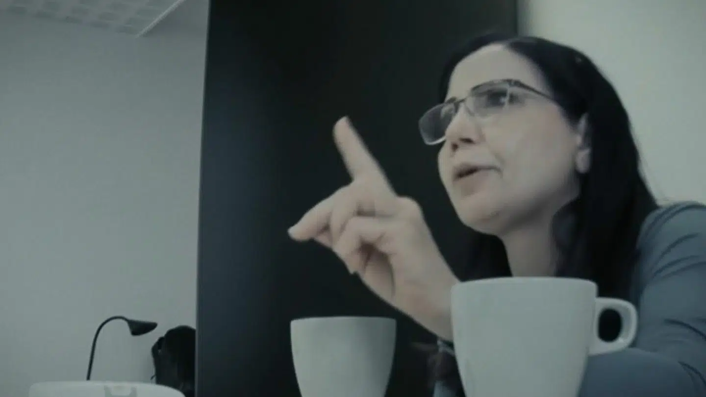 Her ses Juliett Cappello i TV 2-dokumentaren 'Den sorte svane'. I dokumentaren taler hun åbent om både 'fiktiv gæld' og muligheden for at få 300.000 kroner pr. autist på et bosted.