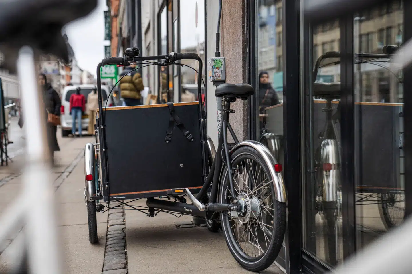 »Flugtveje skal holdes fri for forhindringer, så de kan benyttes sikkert og hurtigt i tilfælde af brand eller anden nødsituation, så det er ikke tilladt at placere cykler, fodtøj eller andre genstande på flugtveje, da det kan hindre en sikker og hurtig evakuering«.