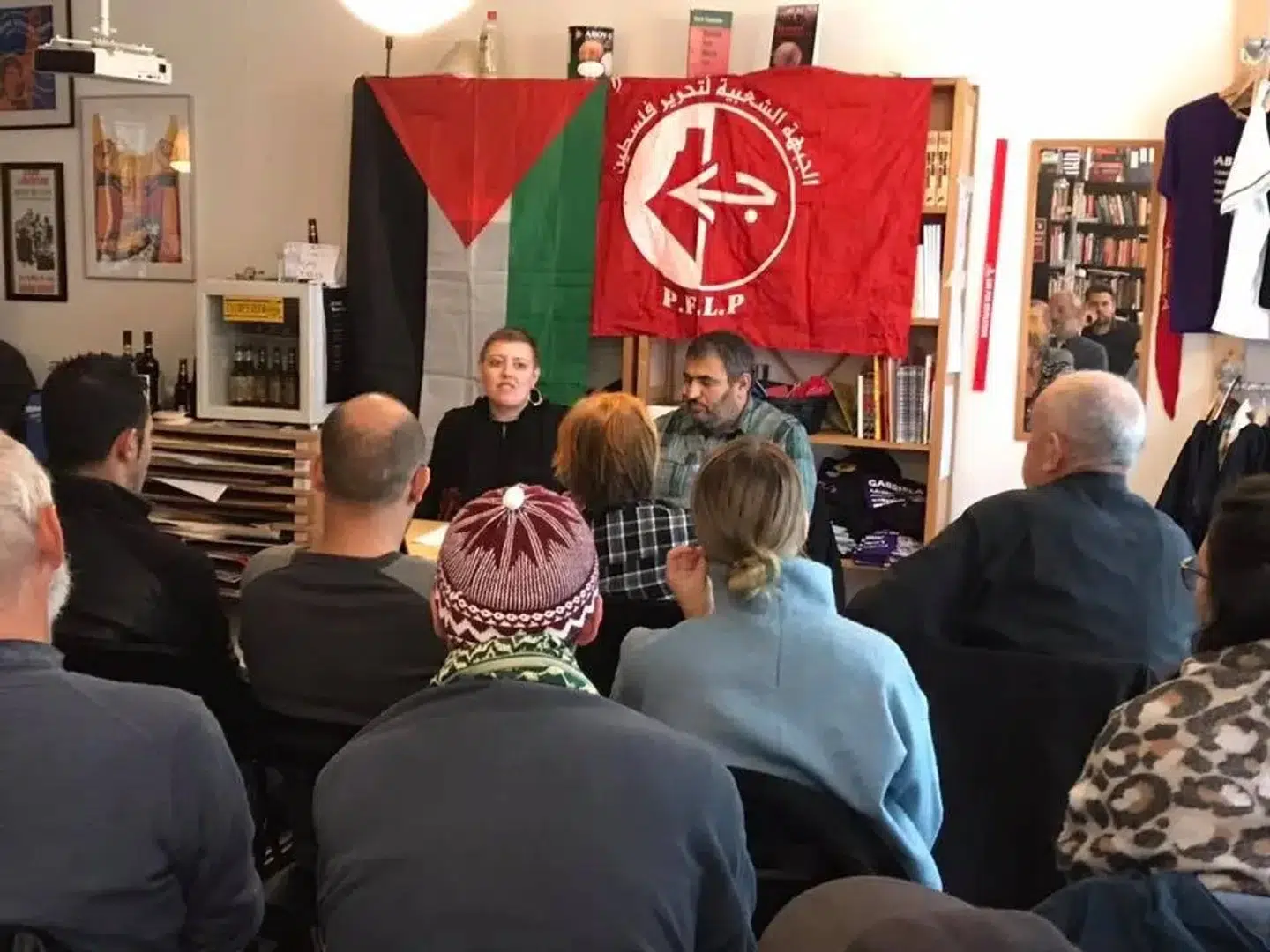 Her ses PFLP-lederen Khaled Barakat holde foredrag i Internationalt Forums hovedkvarter på Griffenfeldsgade 41 på Nørrebro i København. Bag ham hænger et PFLP-banner.