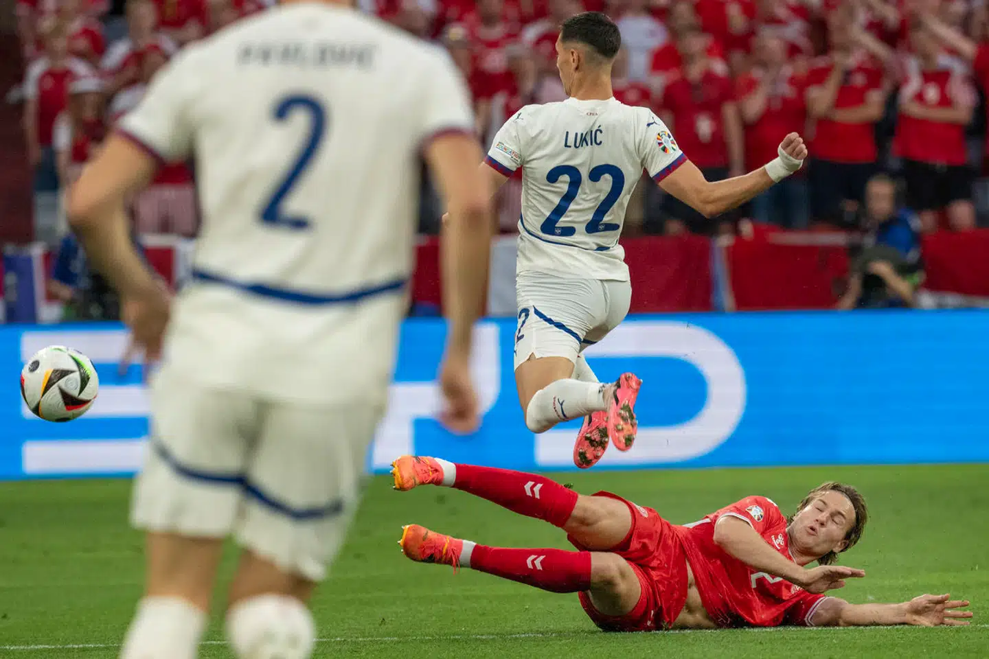 Den kinesiske bilproducent BYD er blevet straffet af EU-Kommissionen for at undergrave det europæiske marked for elbiler ved hjælp af massiv statsstøtte fra Kina. Alligevel har UEFA indgået et EM-sponsorat med firmaet.
