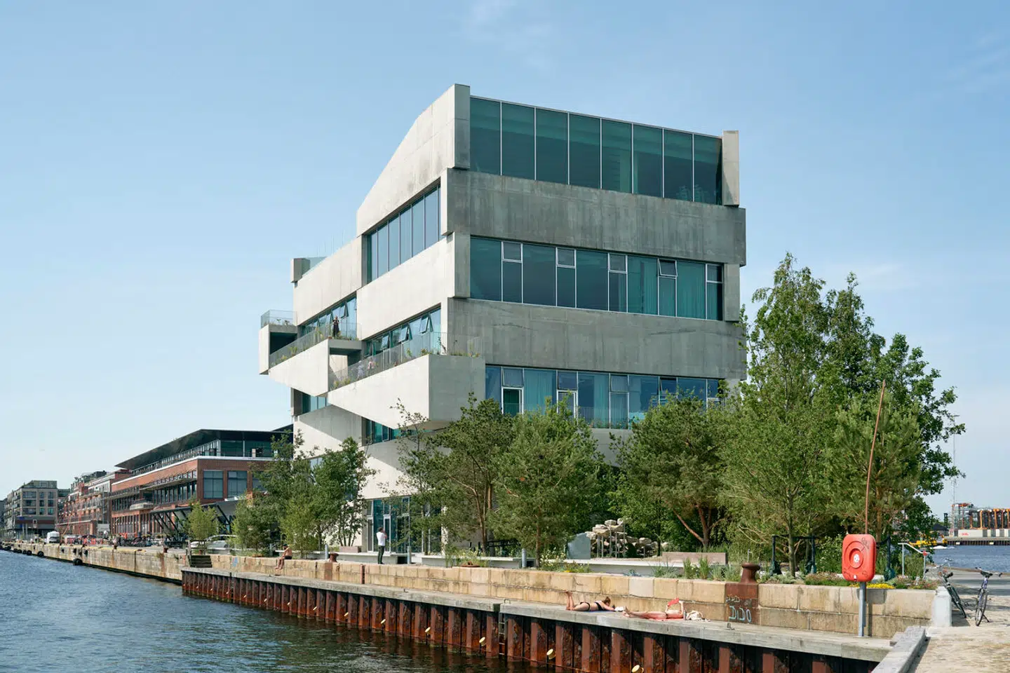 Set fra molespidsen ligner bygningen mere et tårn end en terning. Bemærk hvordan de store betonklodser hviler af på hinanden.