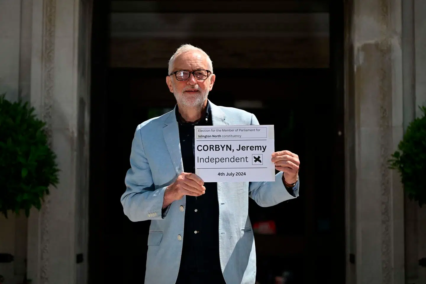 »Oh, Corbyn«, skrålede alle Jeremy Corbyns fans på musikfestivalen Glastonbury. I Labour talte inderkredsen åbent om Rosa Luxemburg og om at »vinde fra venstre«. Nu er den tidligere partileder en ydmyget skikkelse, som går rundt i Islington og forsøger at blive valgt som uafhængig kandidat.