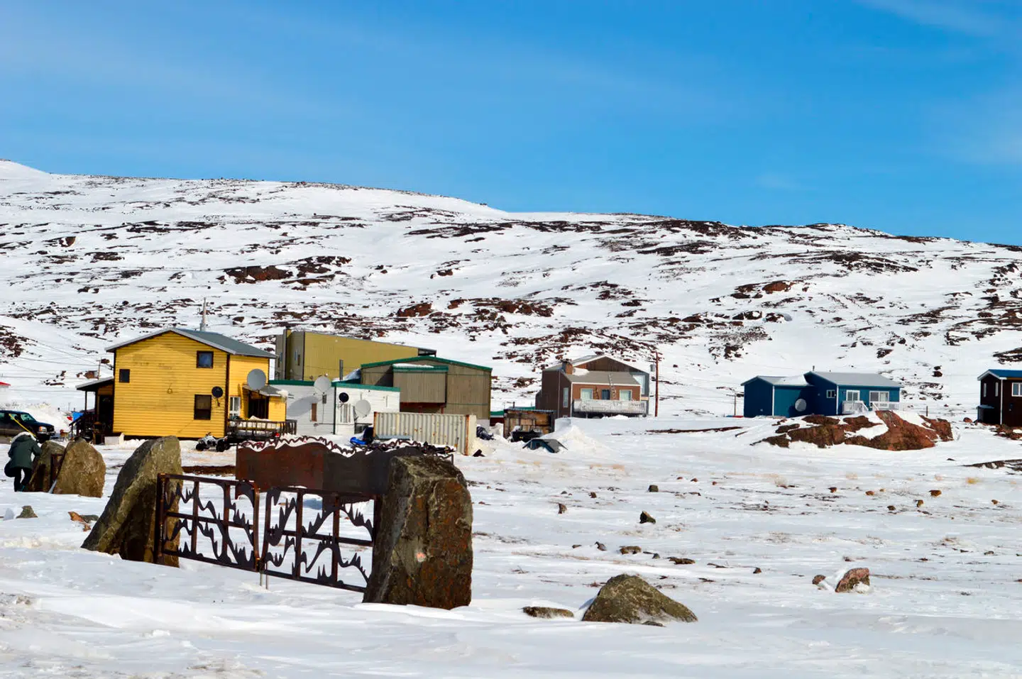 Der bor omkring 70.000 inuitter i Canada, og de bor især i Nunavut i det nordligste Canada. Hovedstaden i Nunavut, Iqaluit, ses på billedet.