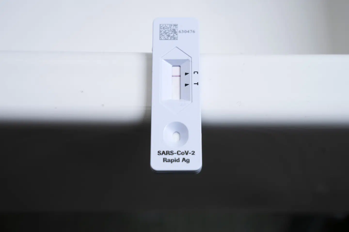 Den her test var negativ, men flere og flere oplever coronatest med to streger - altså positive - for tiden. (Arkivfoto)