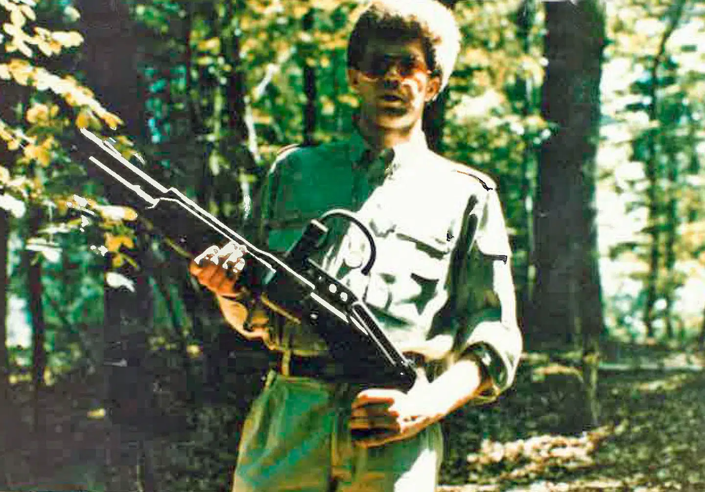 Dette foto af en uidentificeret bevæbnet mand blev delt med offentligheden af det belgiske politi i 2020. Fotoet var dukket op under poltiiets efterforskning af den såkaldte "Crazy Brabant Killers"-bande, der i første halvdel af 1980erne stod bag 28 mord i omegnen af Bruxelles.