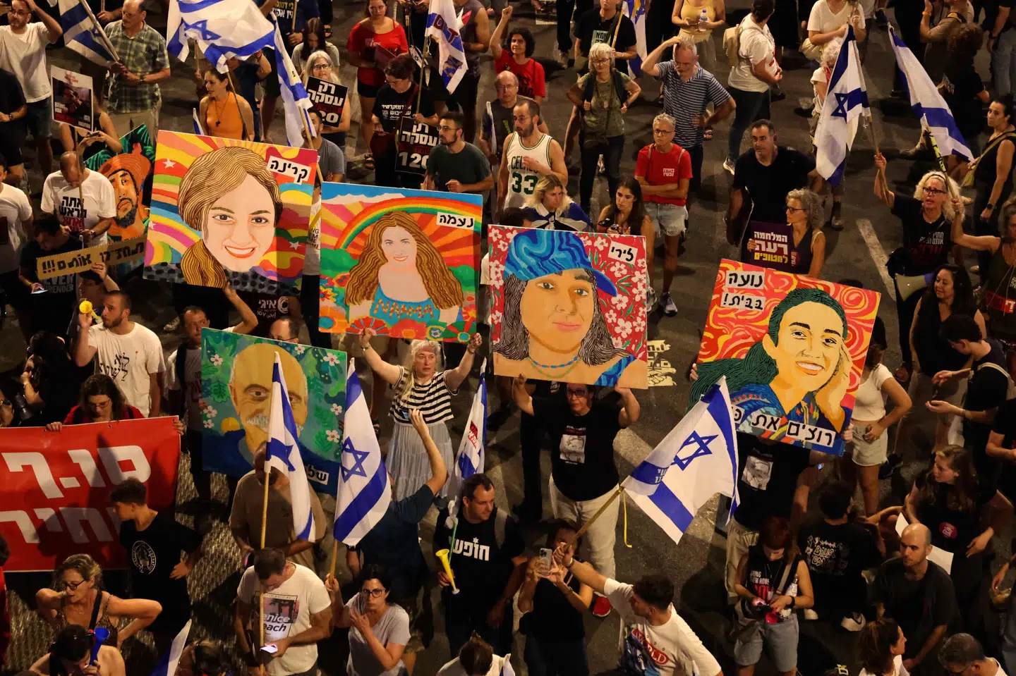 Pårørende til de gidsler, der er fanget i Gazastriben, demonstrerer lørdag aften sammen med tusindvis af støtter i storbyen Tel Aviv med krav om, at regeringen gør mere for at få gidslerne hjem og få afsluttet krigen.