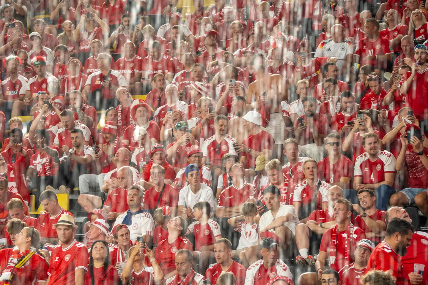 Kampen i Dortmund blev afbrudt i silende regn på grund af faren fra store lyn. Da kampen kom i gang igen forsvandt det danske EM-håb.