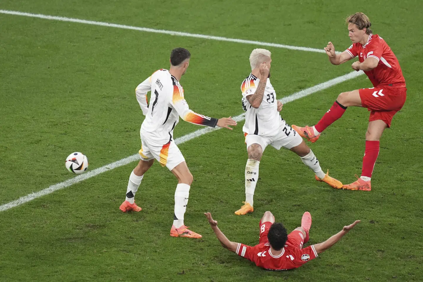 Joachim Andersen sender bolden i mål for Danmark, men efterfølgende blev scoringen annulleret for offside på Thomas Delaney.