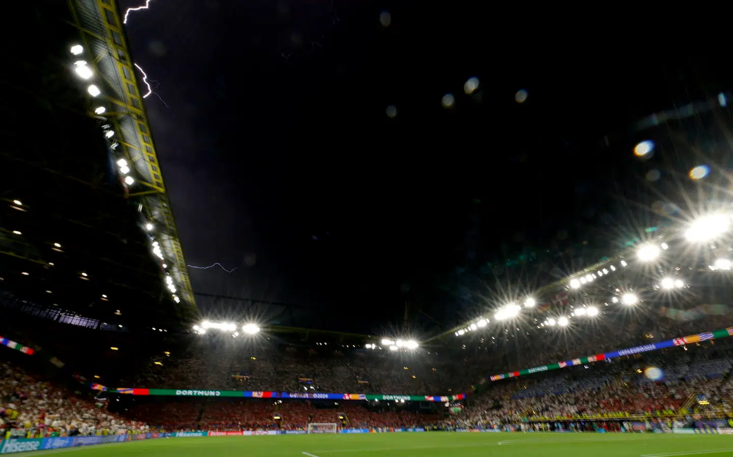 Her kan man ane lynene over Westfalenstadion, hvor ottendedelsfinalen mellem Danmark og Tyskland blev spillet lørdag.