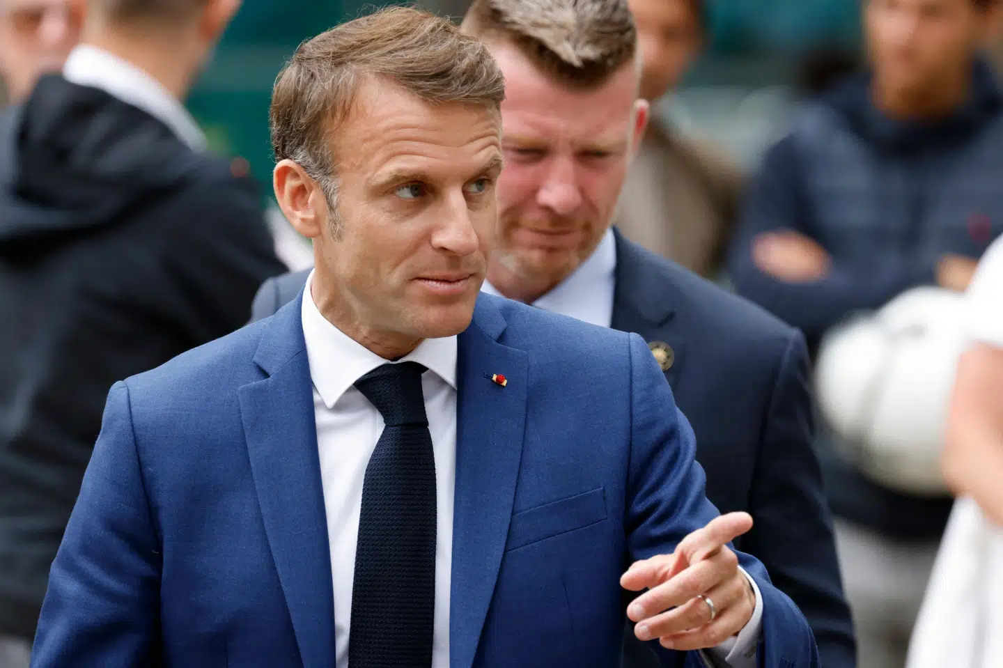 Frankrigs præsident, Emmanuel Macron, forlader her valgstedet, hvor han har afgivet sin stemme, i Le Touquet.