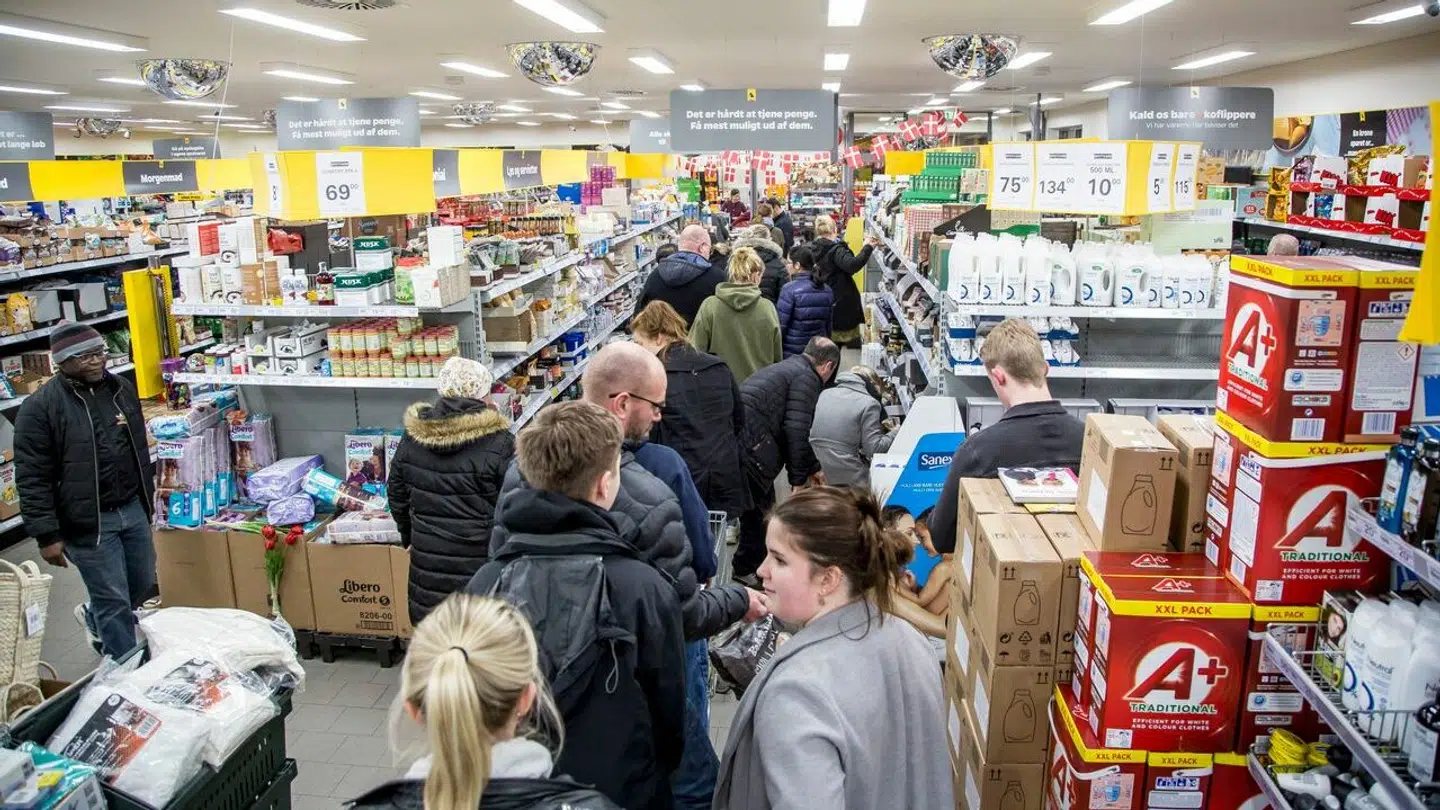 Folk er på indkøb og der er tomme hylder i Netto i Ringsted efter statsministerens pressemøde, onsdag den 11. marts 2020. (Foto: Mads Claus Rasmussen/Scanpix 2020)