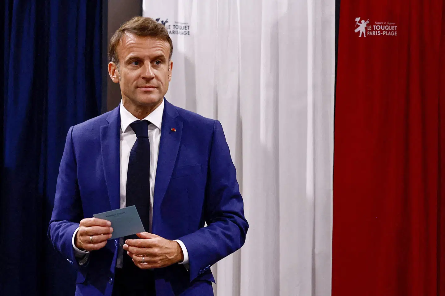 Emmanuel Macron, Frankrigs præsident, afgav søndag sin stemme i parlamentsvalgets første runde. I valgstedsmålinger står hans centrumalliance til at blive tredjestørst i første runde.