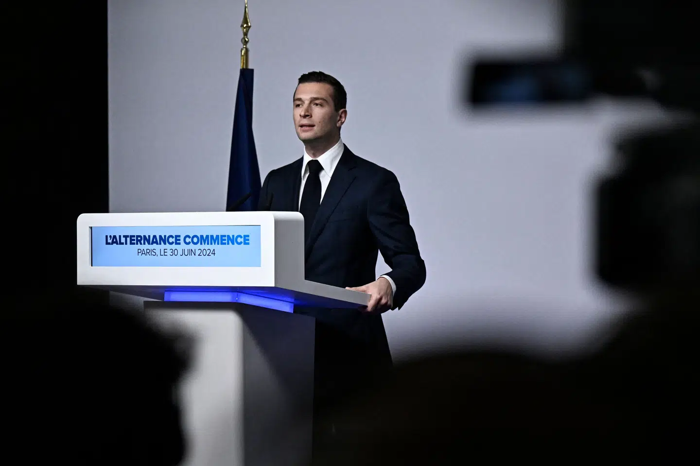 Lederen af det franske højrefløjsparti National Samling, Jordan Bardella, taler, efter at valgstedsmålinger har vist, at hans parti vinder første valgrunde. Den 28-årige politiske komet har øjnene rettet mod premierministerposten.