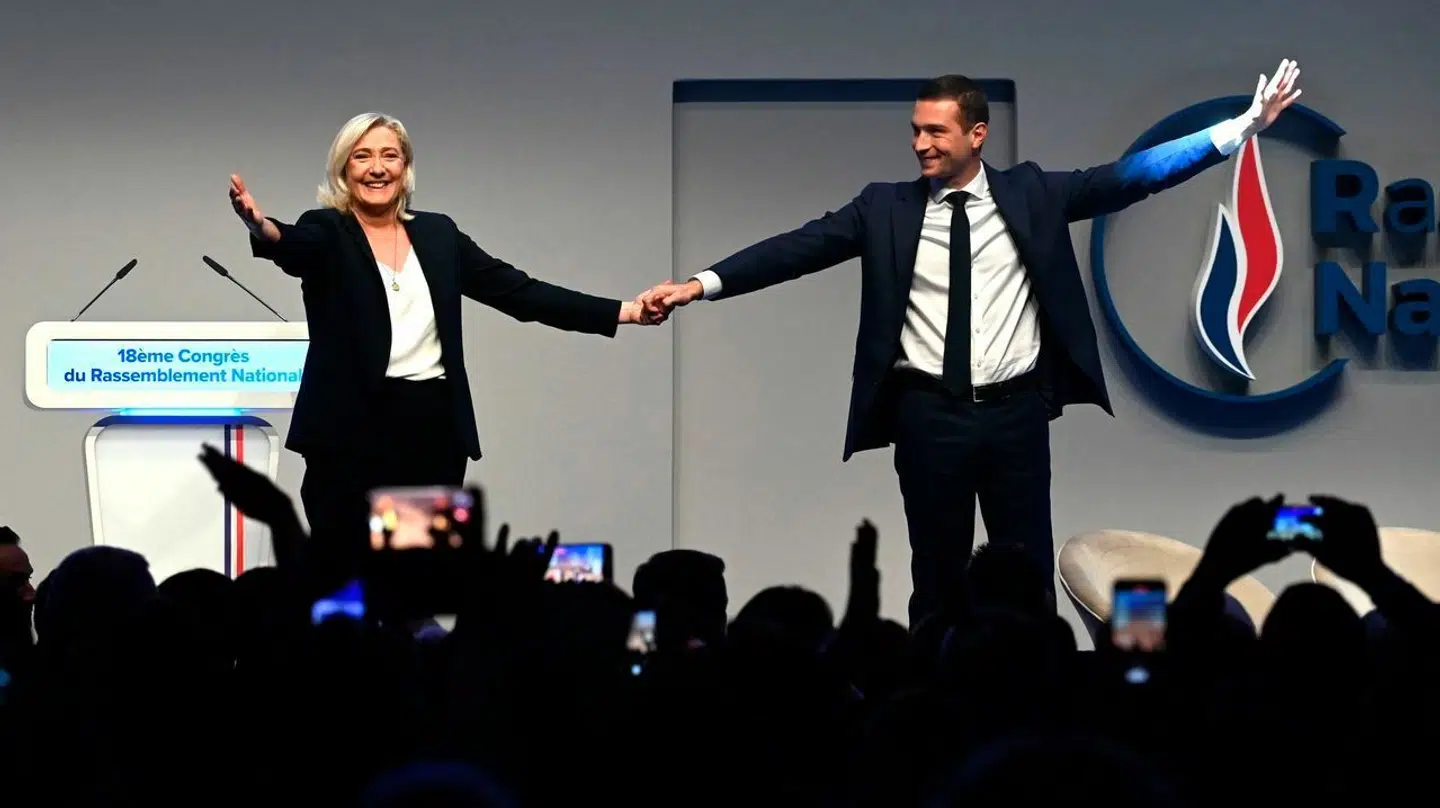 Her ses en glad Marine Le Pen (til venstre red.) efter et flot valgresultate i den første runde af det franske Parlamentsvalg 30. juni.