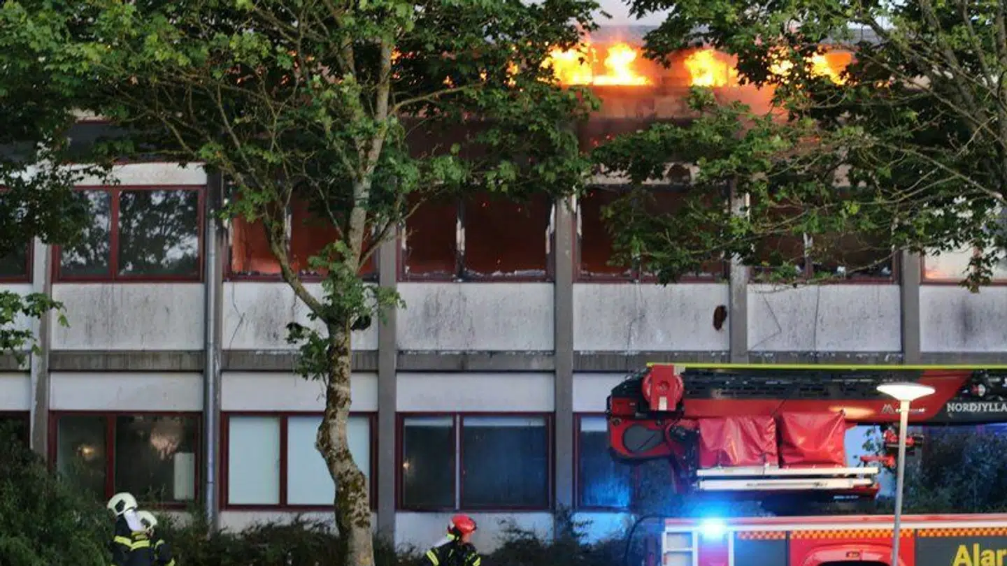 Den nedlagte Løvvangskolen i Nørresundby har brændt siden søndag aften.