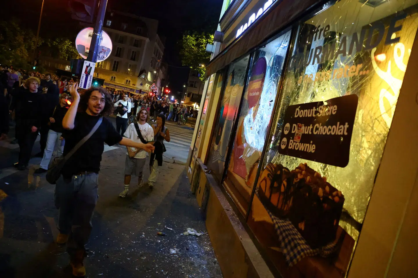 Flere franske butiksejere havde på forhånd forsøgt at barrikadere deres vinduer.