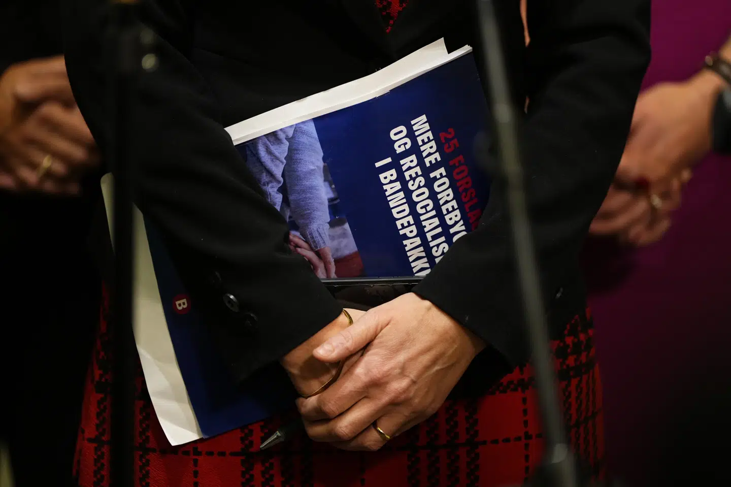 Justitsministeren og aftalepartierne præsenterede bandepakke i Justitsminimisteriet onsdag den 8. november 2023. Nu træder den første lovgivning i kraft - det gælder blandt andet på knivområdet.