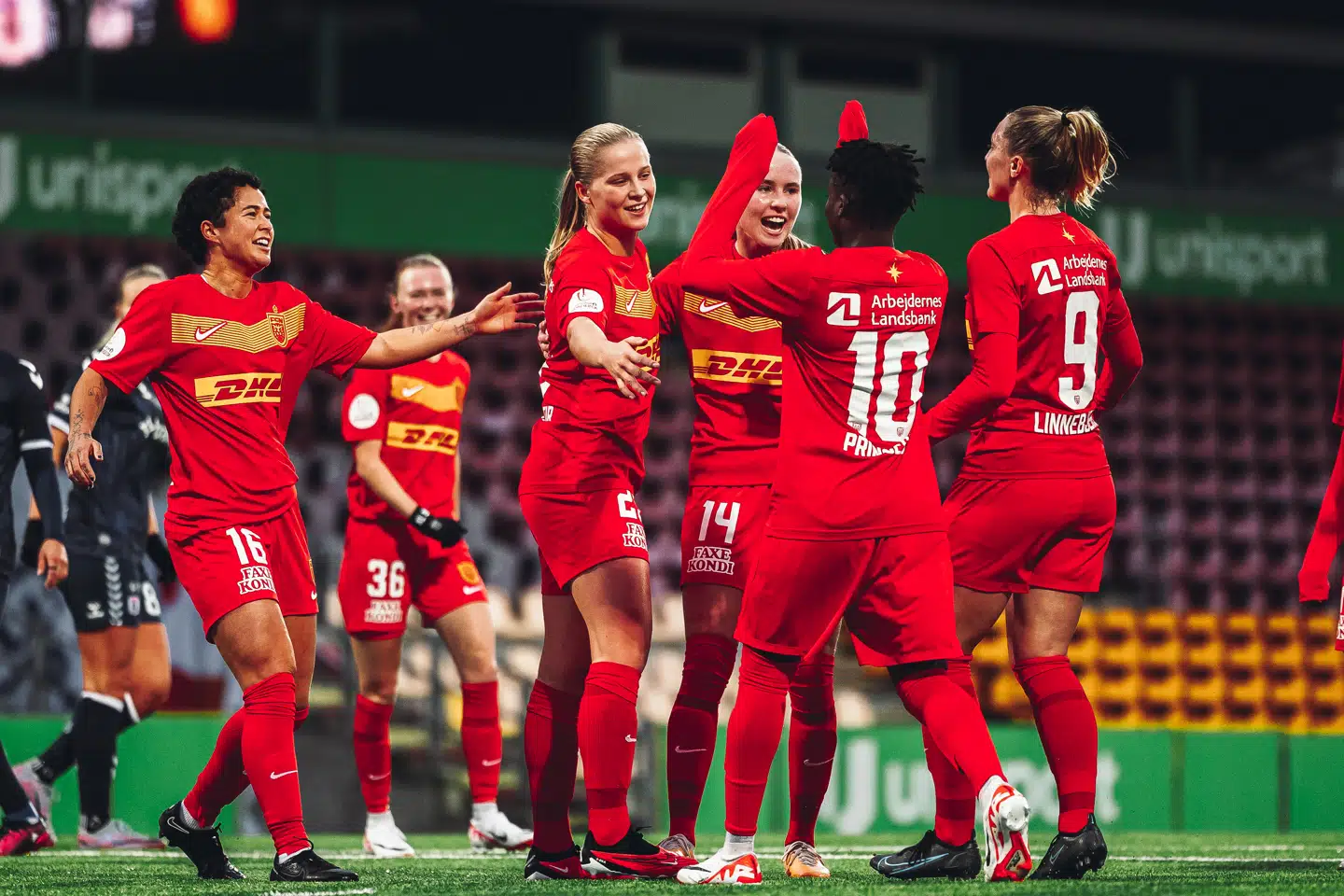 Hver dag skal spillerne i FC Nordsjælland indtaste forskellige informationer om deres menstruation, smerter og andre symptomer. Det er vigtig viden, fortæller klubbens fysiske træner, Annika Birring Bell.