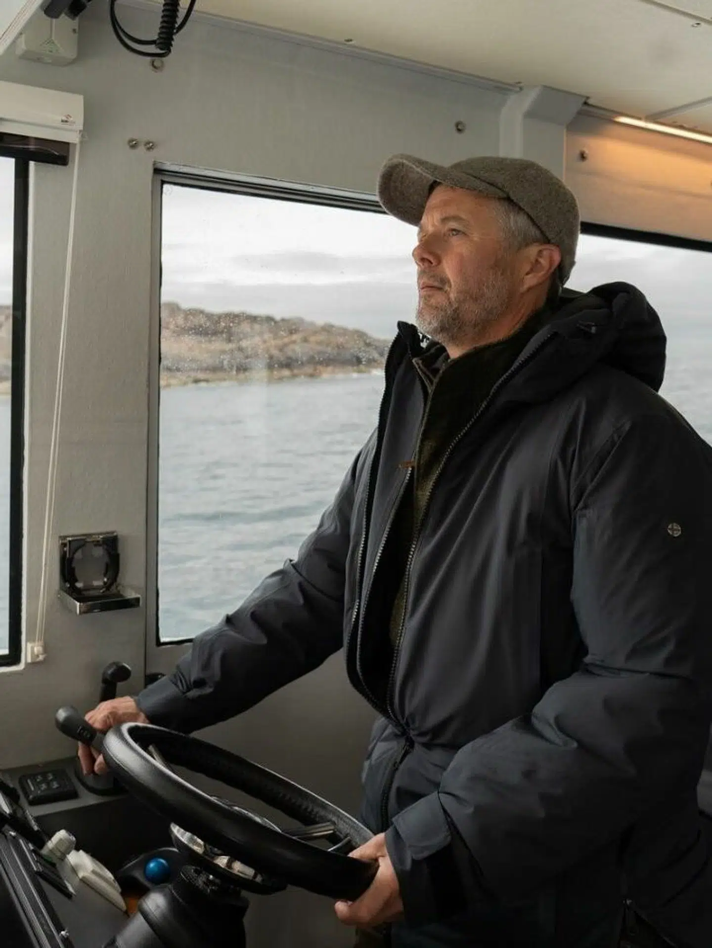 Kong Frederik er en erfaren sejler og virkede til at nyde at stå ved roret.