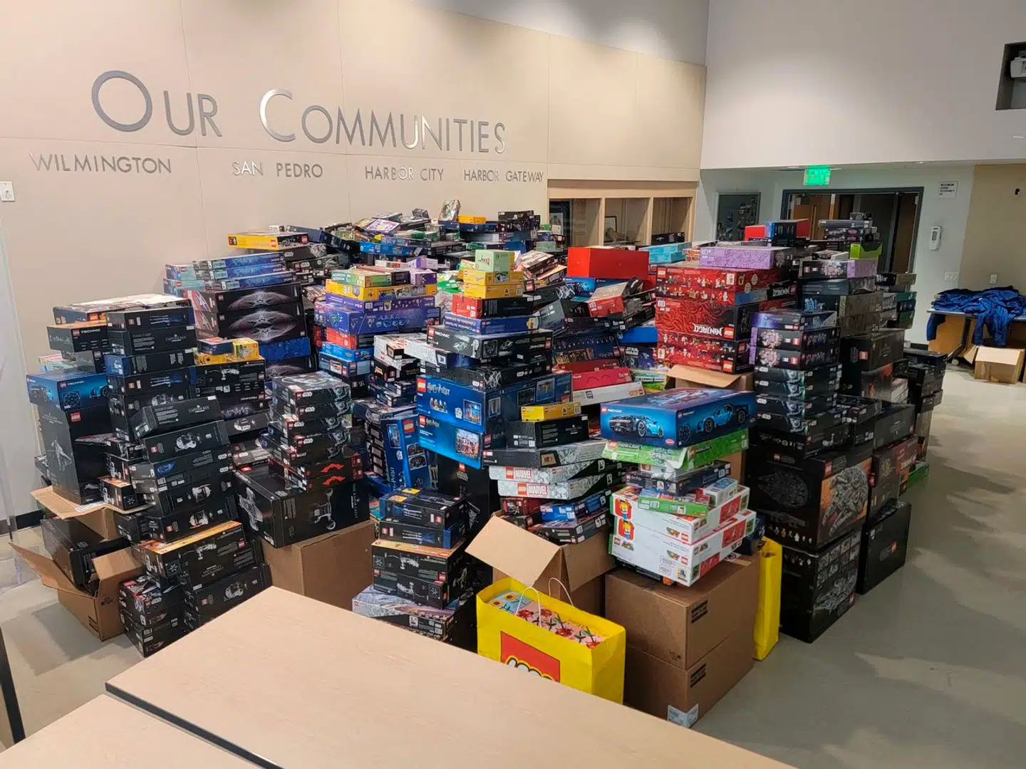 Her er den store mænge LEGO, som politiet fandt i en 71-årigs hjem i Californien. Den 71-årige og hans angivelige sammensvorne, en 39-årige kvinde, blev anholdt ved samme lejlighed.