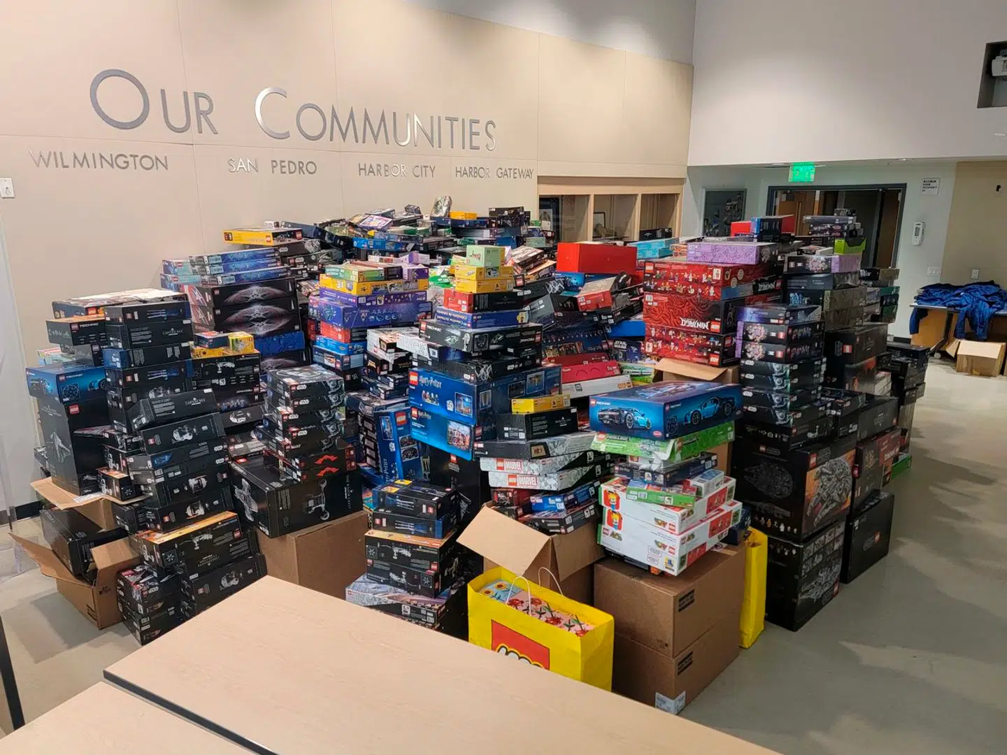 Her er den store mænge LEGO, som politiet fandt i en 71-årigs hjem i Californien. Den 71-årige og hans angivelige sammensvorne, en 39-årige kvinde, blev anholdt ved samme lejlighed.