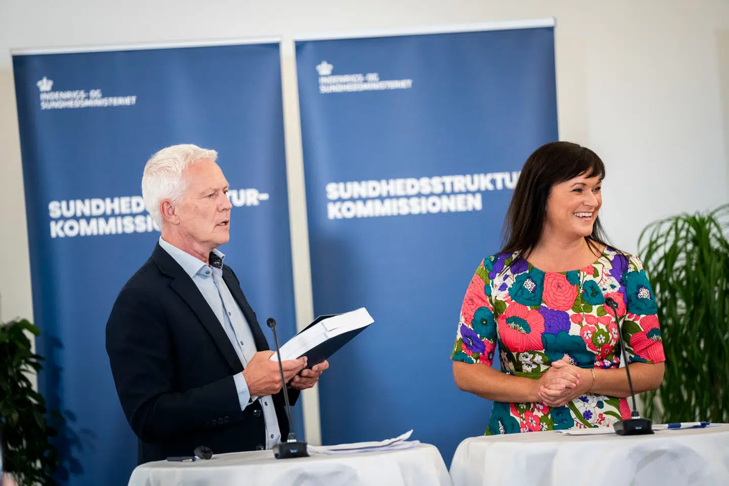 Tirsdag den 11. juni fik Indenrigs- og sundhedsminister Sophie Løhde (V) overrakt sundhedsstrukturkommissionens rapport af formanden for kommissionen. Nu drøfter et internt regeringsudvalg, hvad der skal ske med sundhedsvæsenet, og det kan komme til at betyde store forandringer for patienterne i hele Østdanmark.