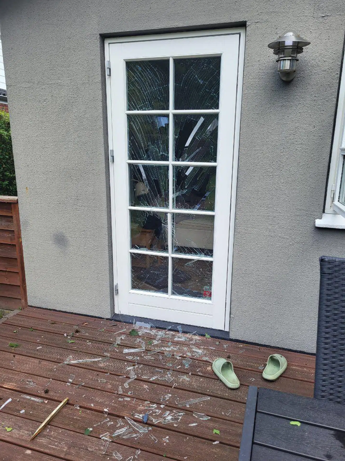 Her ses en af naboens døre, som er smadret i forbindelse med eksplosionen